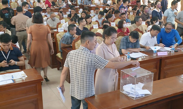 Khách hàng tham gia bỏ phiếu đấu giá quyền sử dụng đất phía Tây Bắc, thôn Lễ Pháp, xã Tiên Dương, huyện Đông Anh ảnh 1 Khách hàng tham gia bỏ phiếu đấu giá quyền sử dụng đất phía Tây Bắc, thôn Lễ Pháp, xã Tiên Dương, huyện Đông Anh ảnh 1