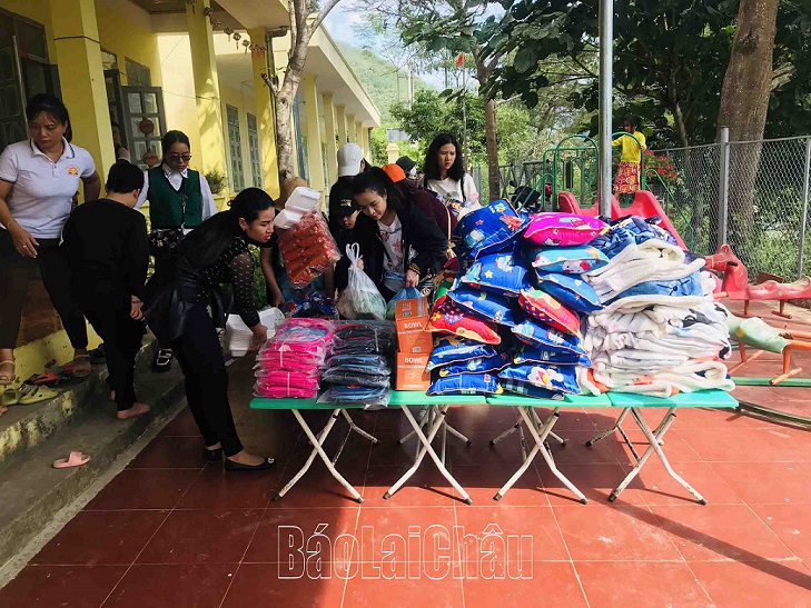 Lai Châu: Tặng quà cho học sinh và giáo viên xã biên giới Trung Chải