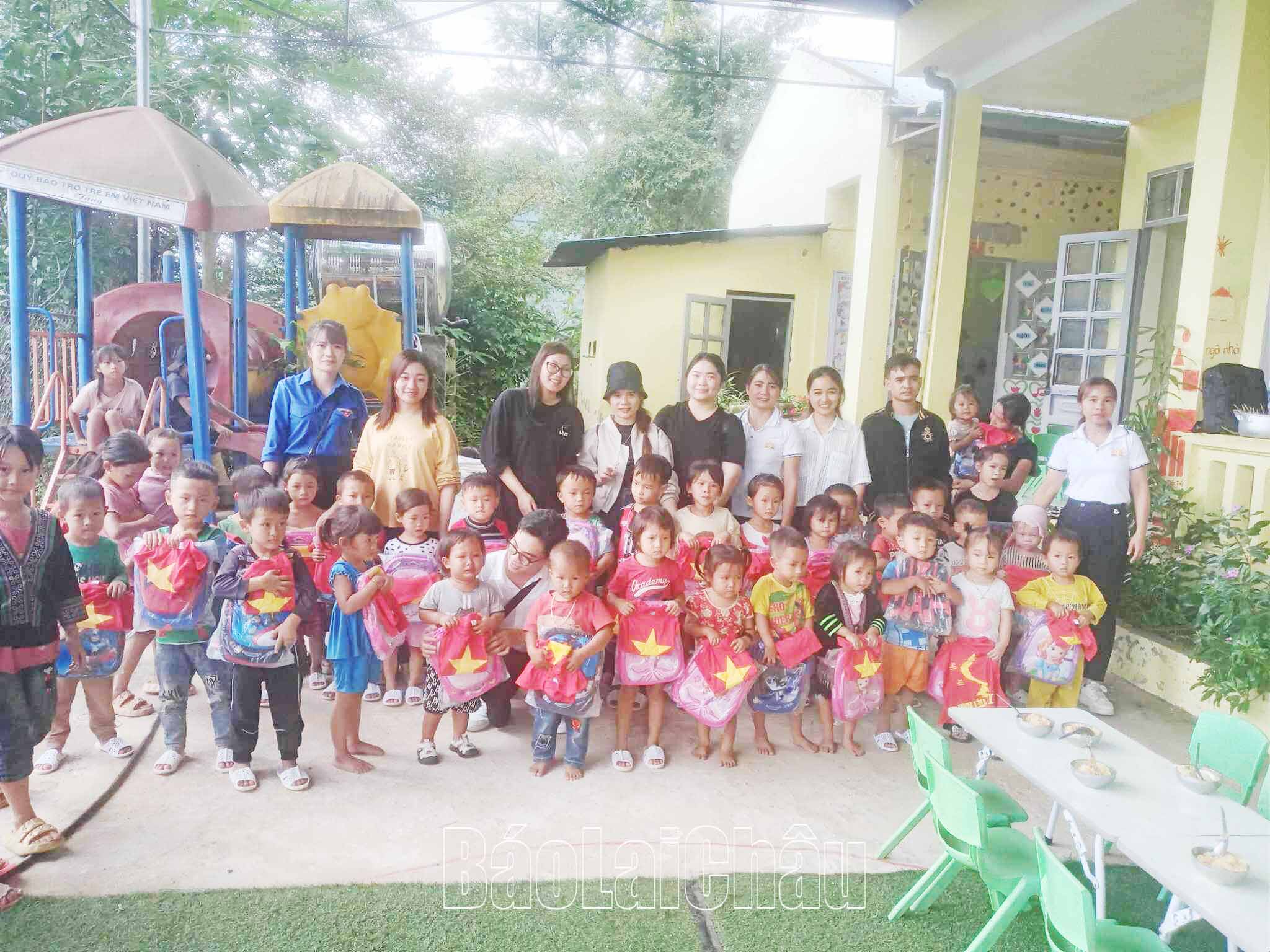 Lai Châu: Tặng quà cho học sinh và giáo viên xã biên giới Trung Chải