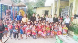 Lai Châu: Tặng quà cho học sinh và giáo viên xã biên giới Trung Chải