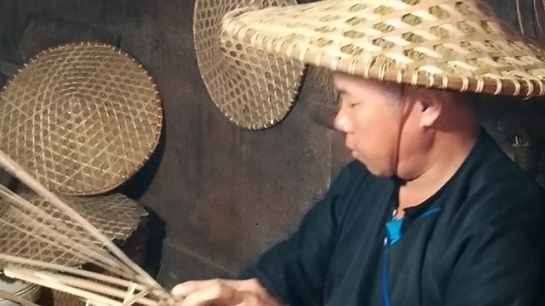 Yên Bái: Chàng trai Mông tài hoa trong nghề đan lát