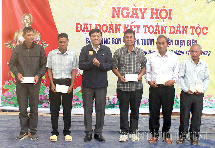 Điện Biên: Bí thư Tỉnh ủy Trần Quốc Cường dự Ngày hội Đại đoàn kết tại bản Púng Bon Điện Biên: Bí thư Tỉnh ủy Trần Quốc Cường dự Ngày hội Đại đoàn kết tại bản Púng Bon