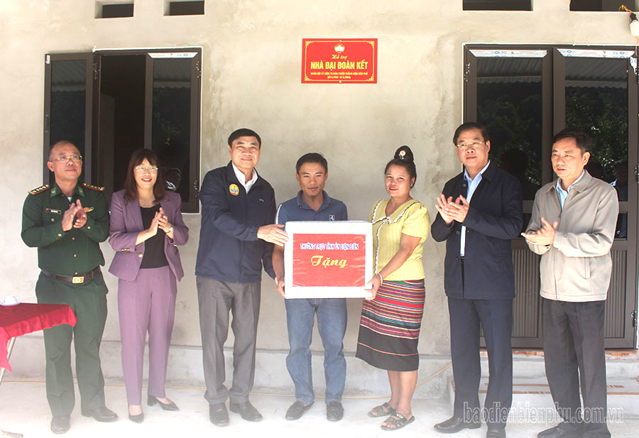 Điện Biên: Bí thư Tỉnh ủy Trần Quốc Cường dự Ngày hội Đại đoàn kết tại bản Púng Bon Điện Biên: Bí thư Tỉnh ủy Trần Quốc Cường dự Ngày hội Đại đoàn kết tại bản Púng Bon