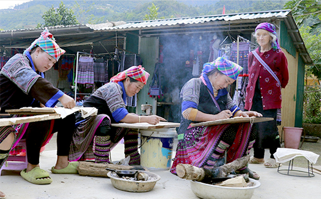 Yên Bái: Những “họa sĩ bản làng” với nghệ thuật dùng sáp ong tạo hoa văn trên vải Yên Bái: Những “họa sĩ bản làng” với nghệ thuật dùng sáp ong tạo hoa văn trên vải