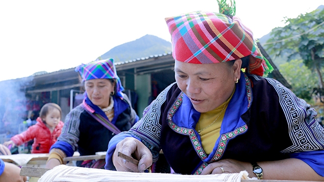 Yên Bái: Những “họa sĩ bản làng” với nghệ thuật dùng sáp ong tạo hoa văn trên vải