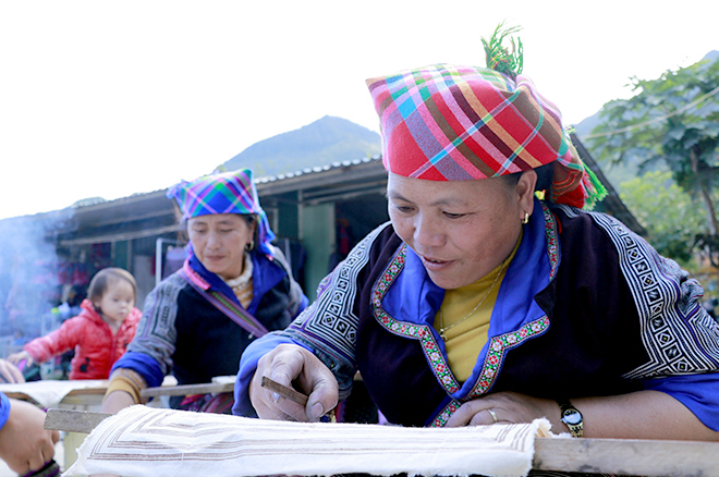 Yên Bái: Những “họa sĩ bản làng” với nghệ thuật dùng sáp ong tạo hoa văn trên vải Yên Bái: Những “họa sĩ bản làng” với nghệ thuật dùng sáp ong tạo hoa văn trên vải