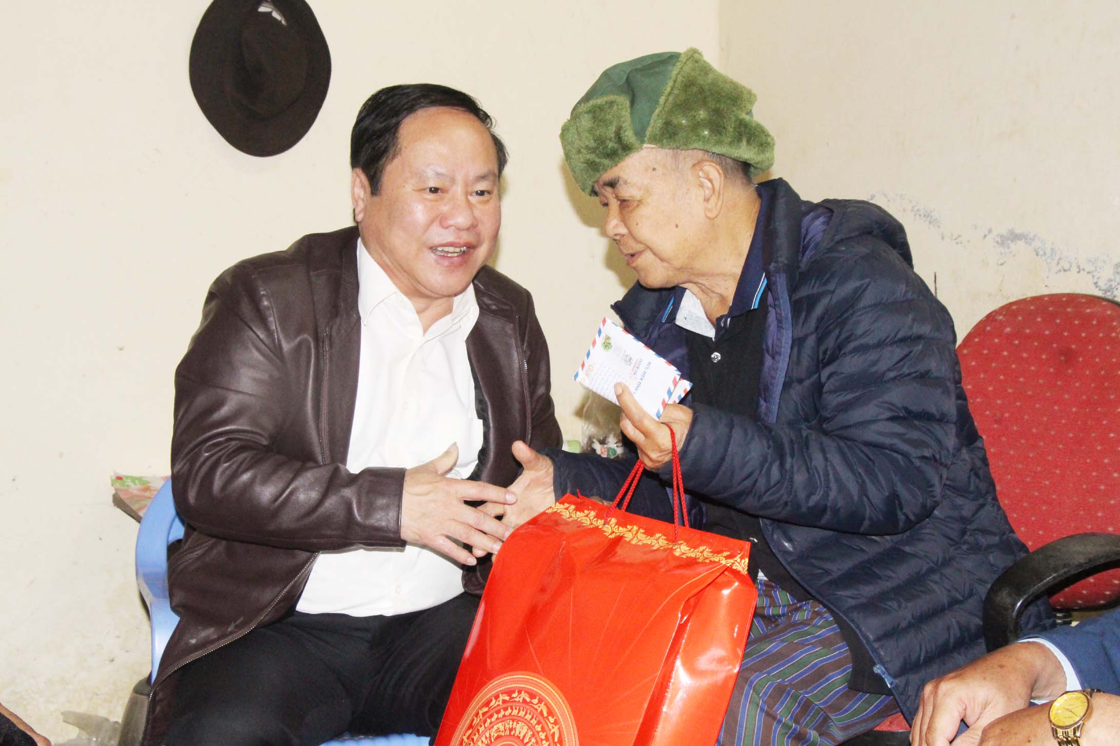 Lai Châu: Phó Chủ tịch Thường trực UBND tỉnh thăm, tặng quà thương binh, gia đình liệt sĩ tại huyện Phong Thổ