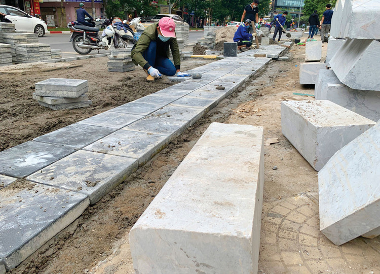 Gói thầu 275 tỷ đồng cải tạo vỉa hè tại Hà Nội: Nhiều câu hỏi chờ giải đáp, làm rõ Gói thầu 275 tỷ đồng cải tạo vỉa hè tại Hà Nội: Nhiều câu hỏi chờ giải đáp, làm rõ