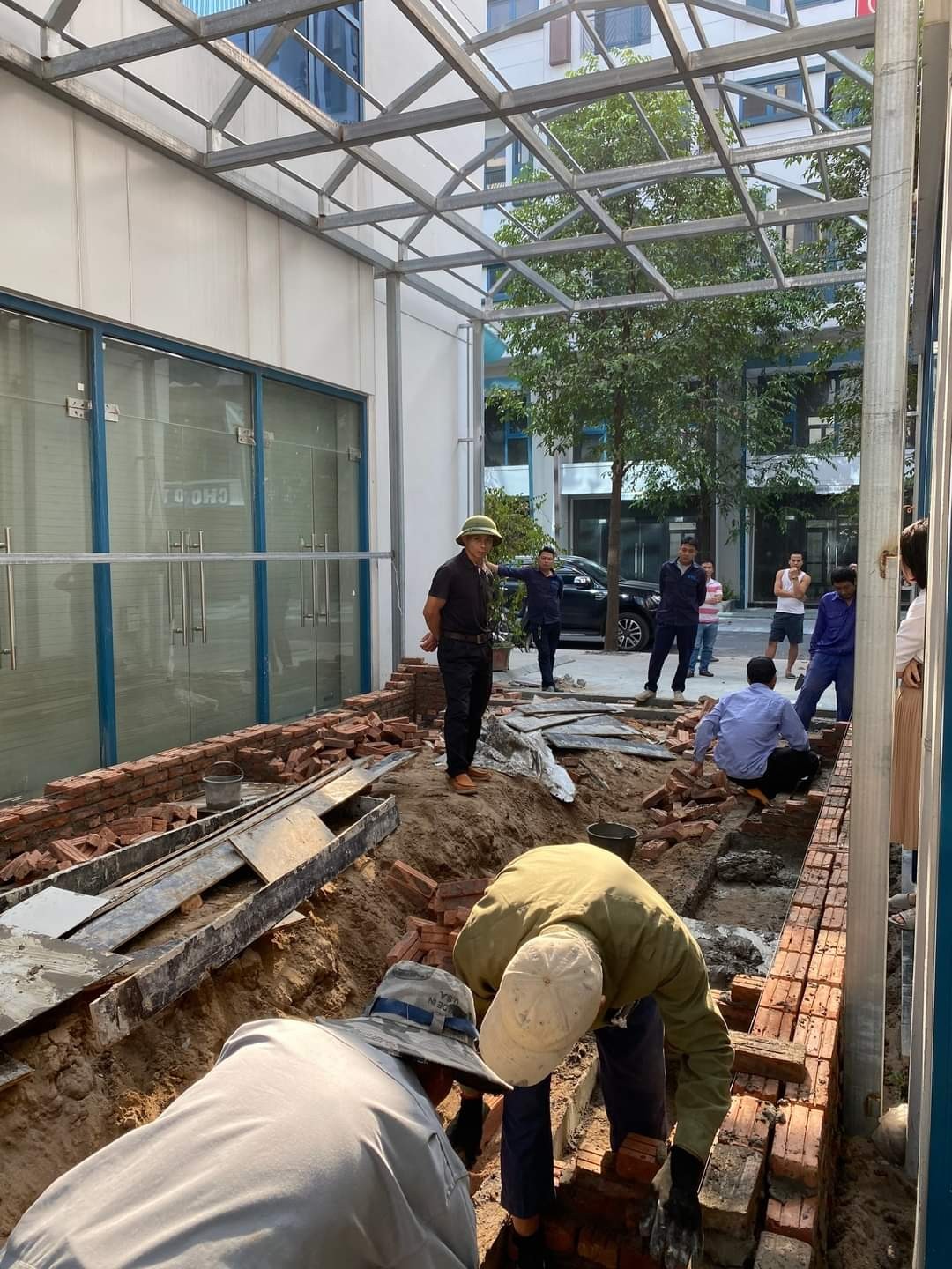 Chủ đầu tư cho người xây bịt các cửa theo để làm bồn hoa theo lời tố cáo của cư dân.