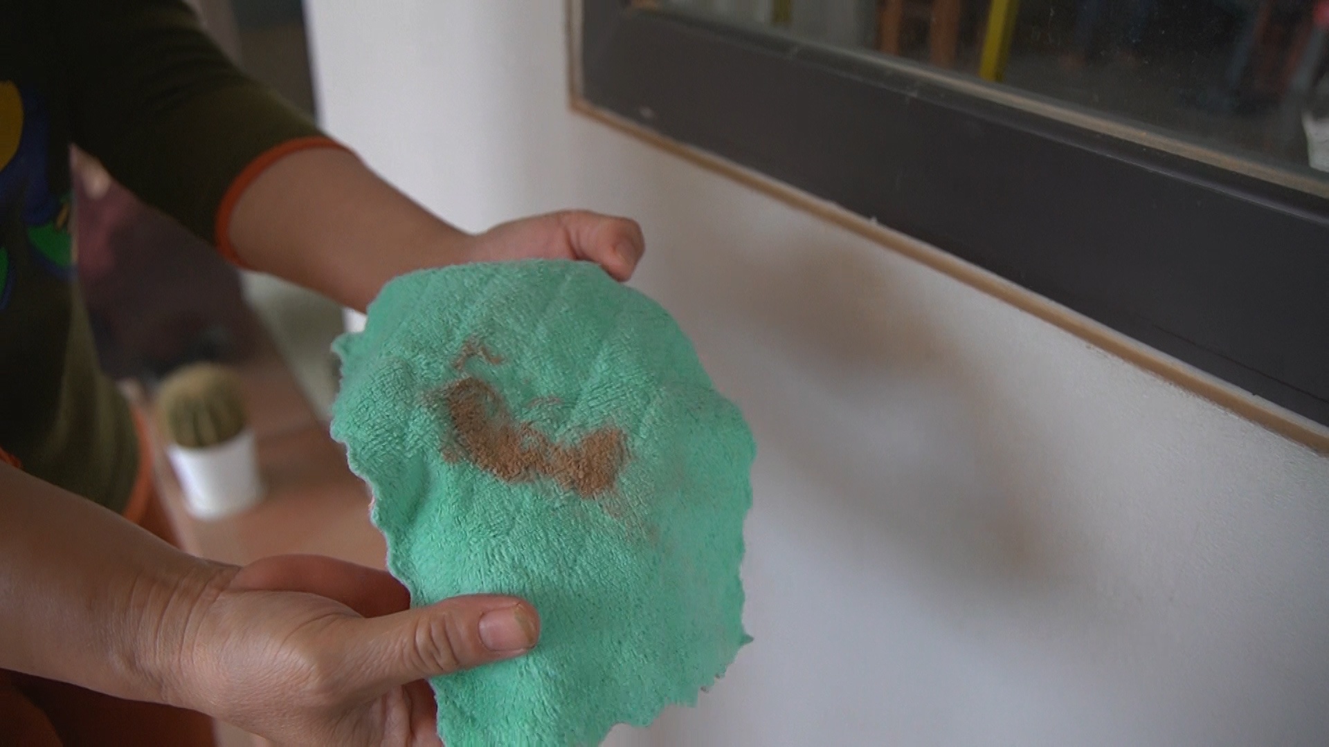 Ăn cơm trộn đất vì xe chở đất chạy nườm nượp trong đường làng ở Phú Thọ - ảnh 2