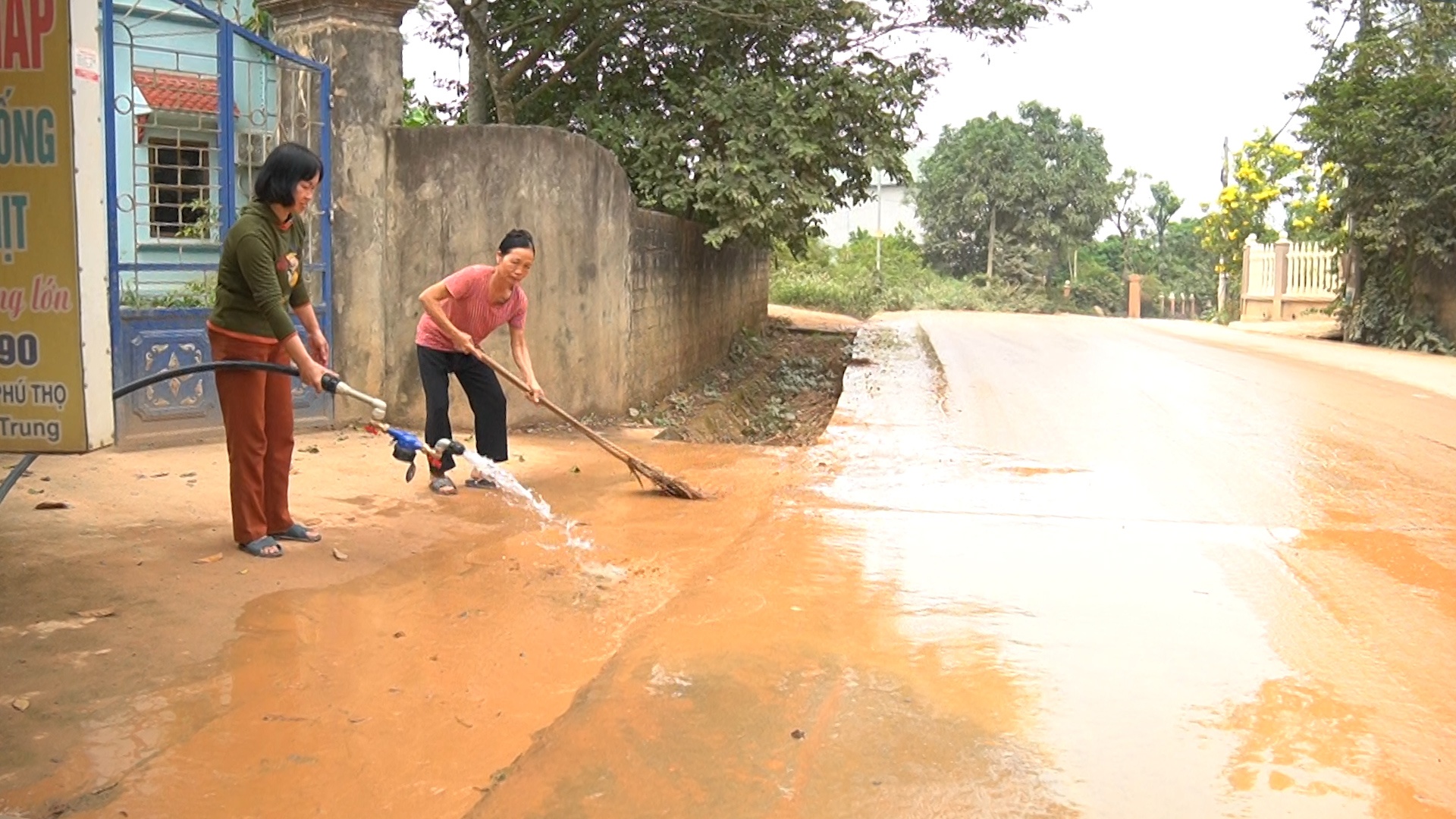 Ăn cơm trộn đất vì xe chở đất chạy nườm nượp trong đường làng ở Phú Thọ - ảnh 5