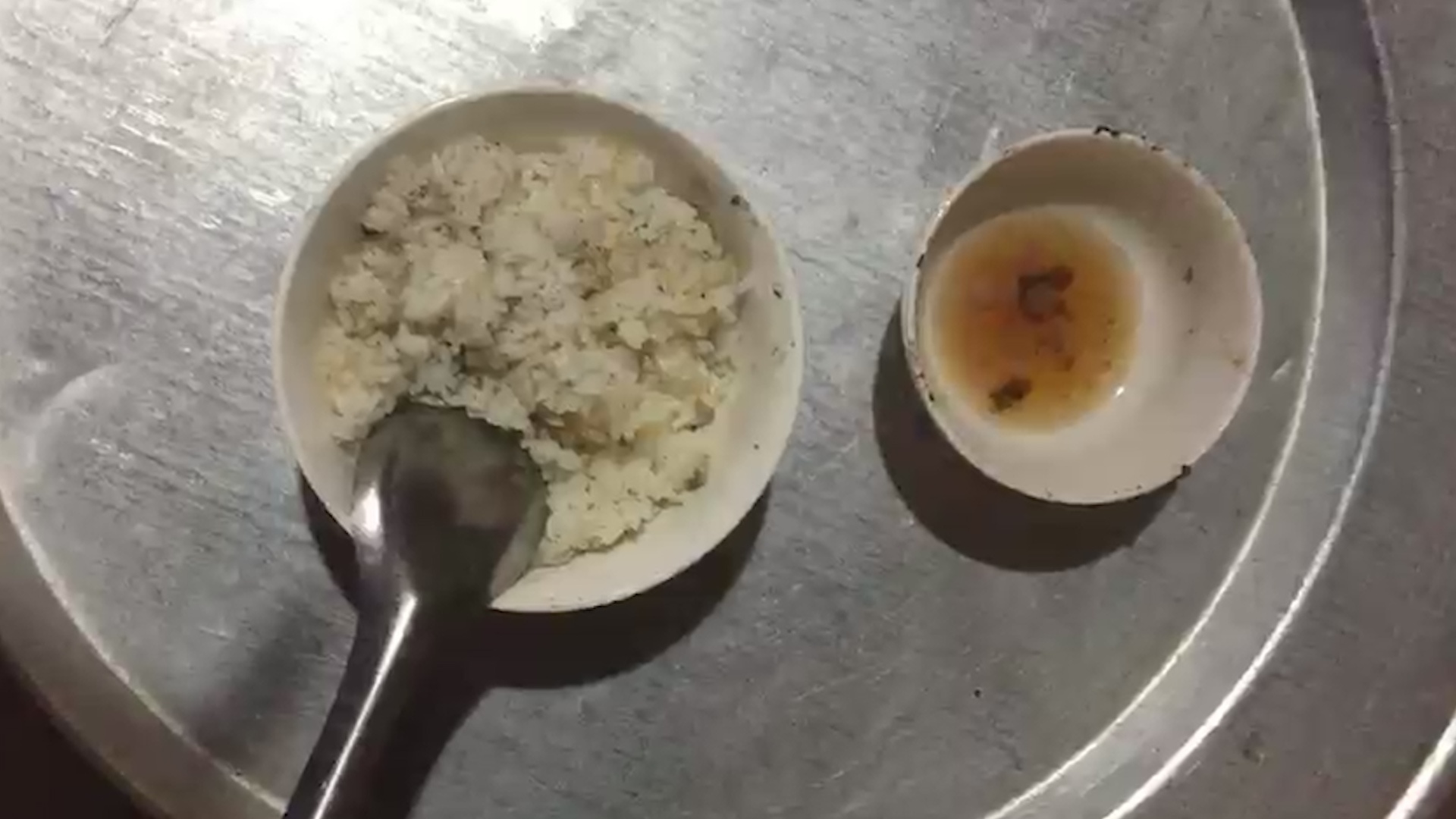 Ăn cơm trộn đất vì xe chở đất chạy nườm nượp trong đường làng ở Phú Thọ - ảnh 3