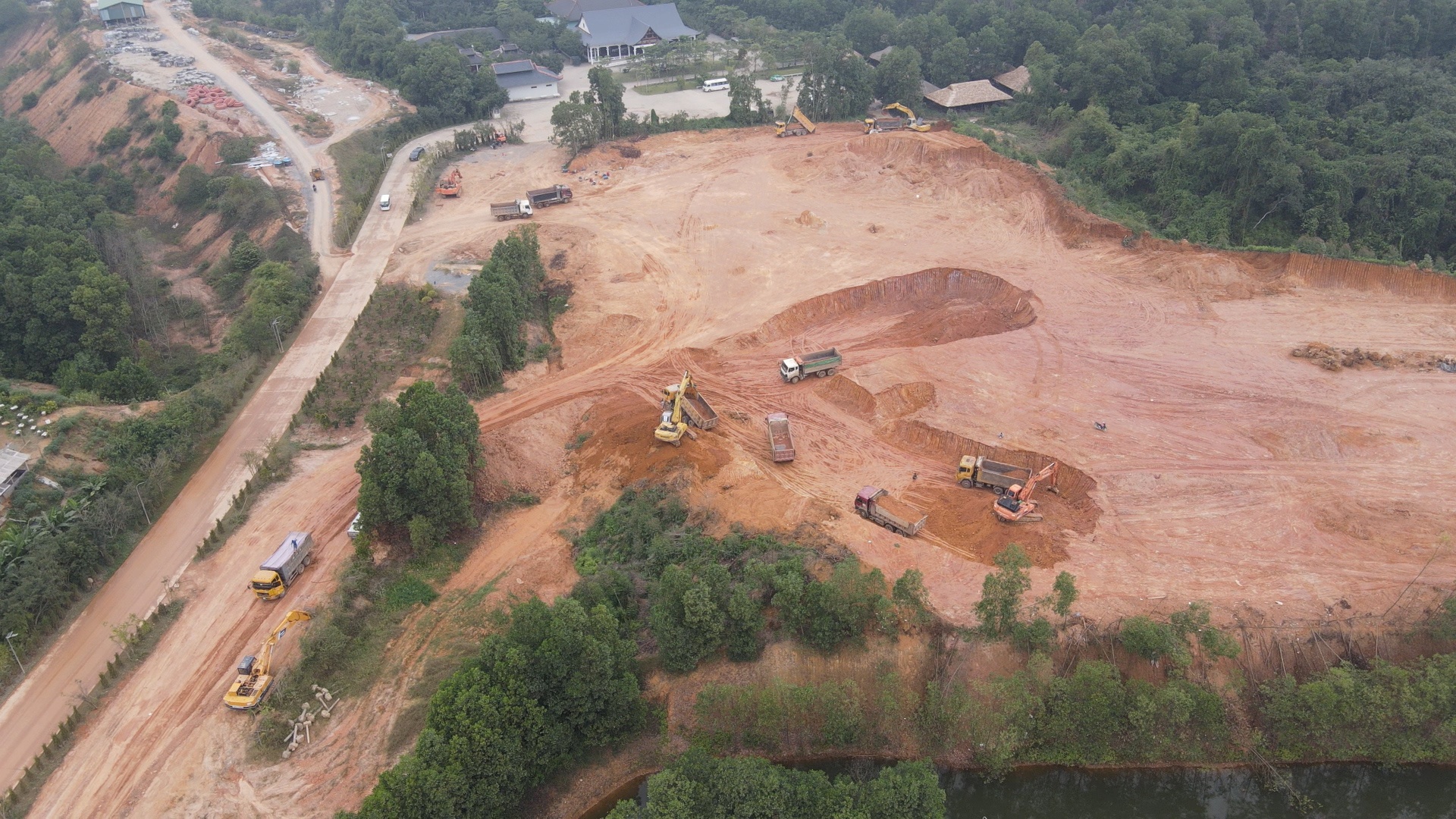 Ăn cơm trộn đất vì xe chở đất chạy nườm nượp trong đường làng ở Phú Thọ - ảnh 4