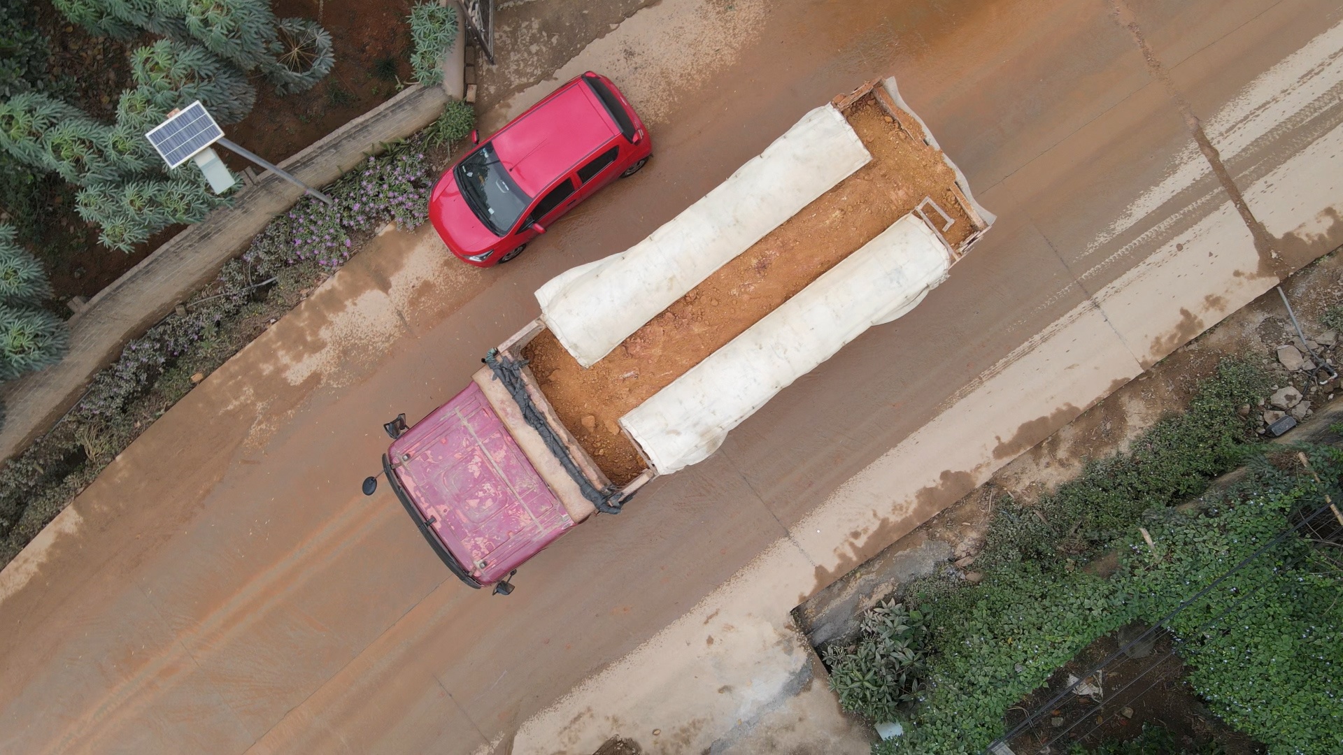 Ăn cơm trộn đất vì xe chở đất chạy nườm nượp trong đường làng ở Phú Thọ - ảnh 1