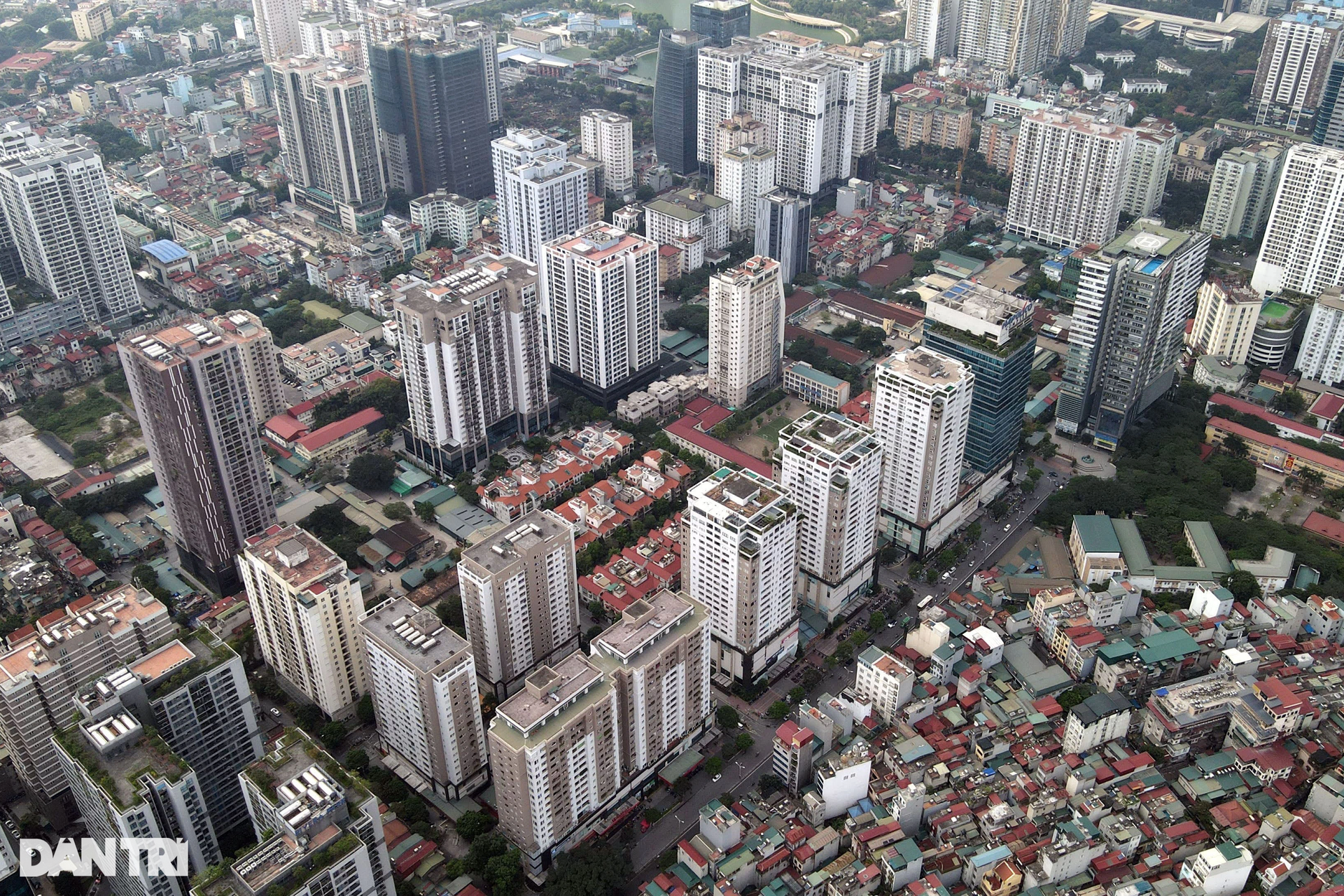 Tổ hợp chung cư, văn phòng đông đúc