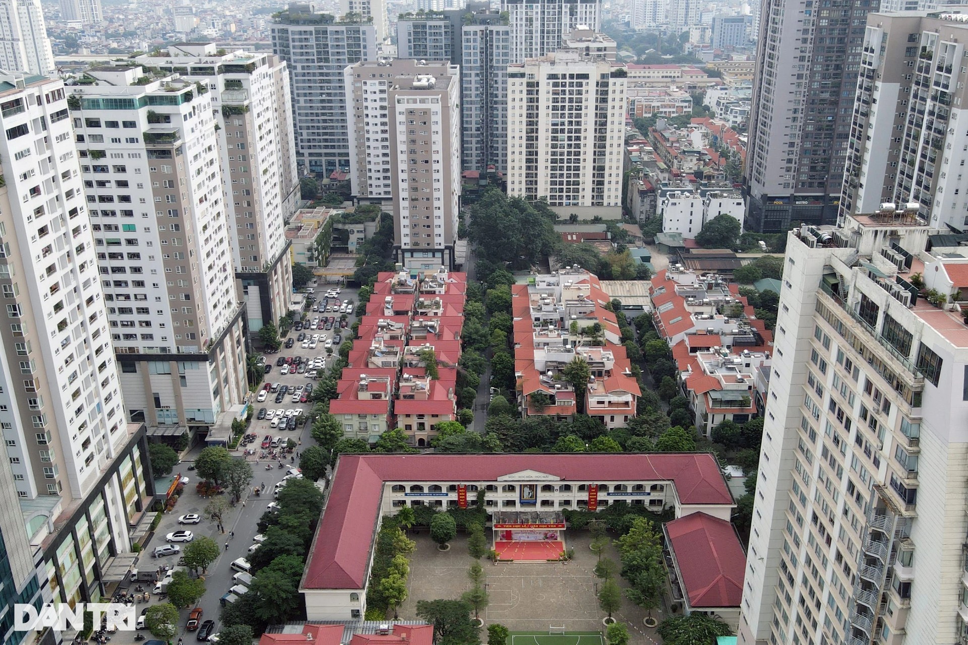 Tổ hợp chung cư, văn phòng đông đúc