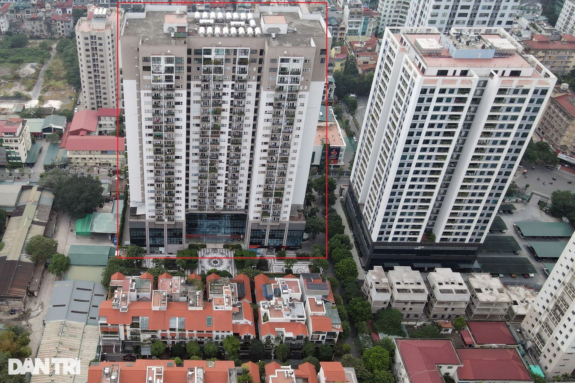 Tổ hợp chung cư, văn phòng đông đúc