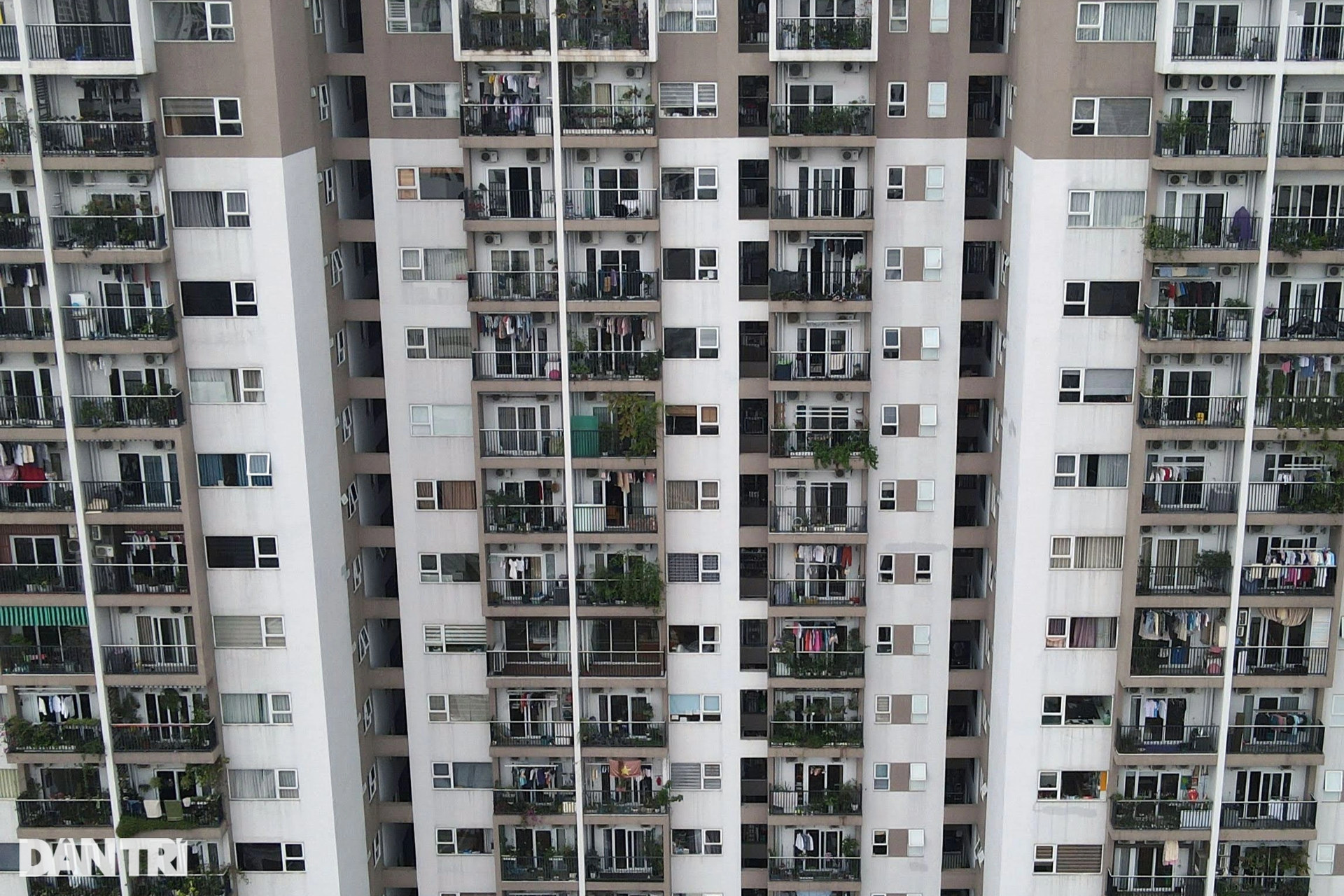 Tổ hợp chung cư, văn phòng đông đúc