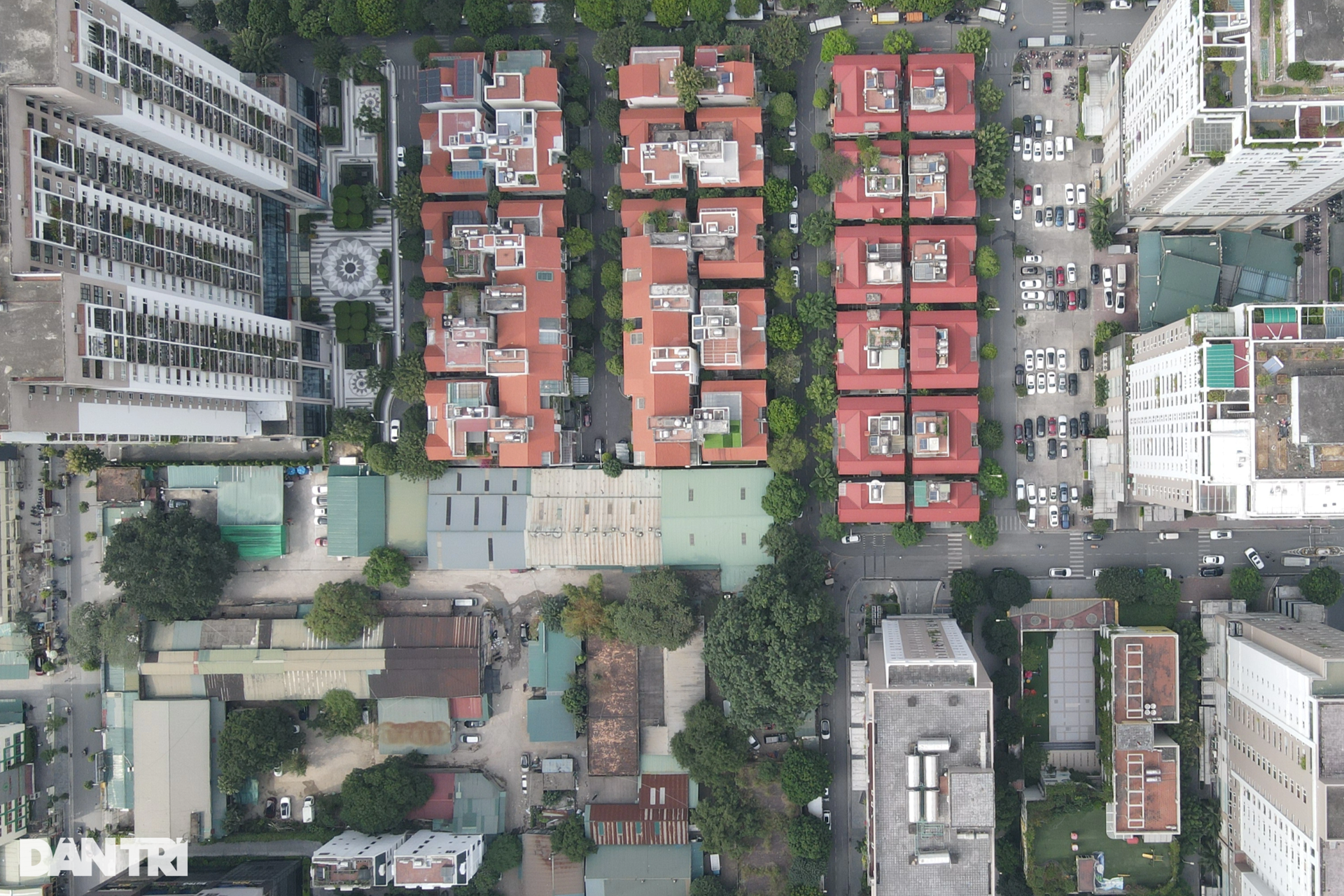 Tổ hợp chung cư, văn phòng đông đúc