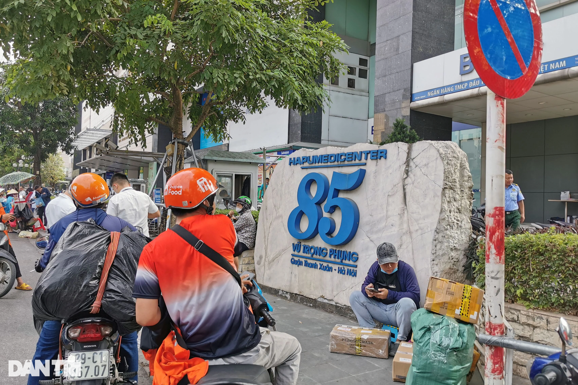 Tổ hợp chung cư, văn phòng đông đúc