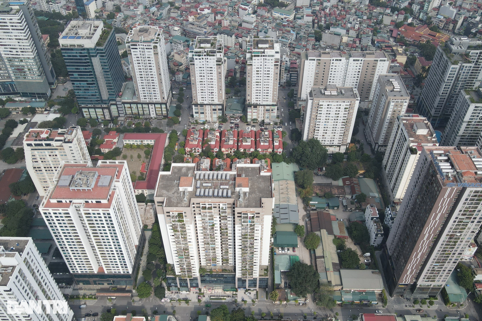 Tổ hợp chung cư, văn phòng đông đúc