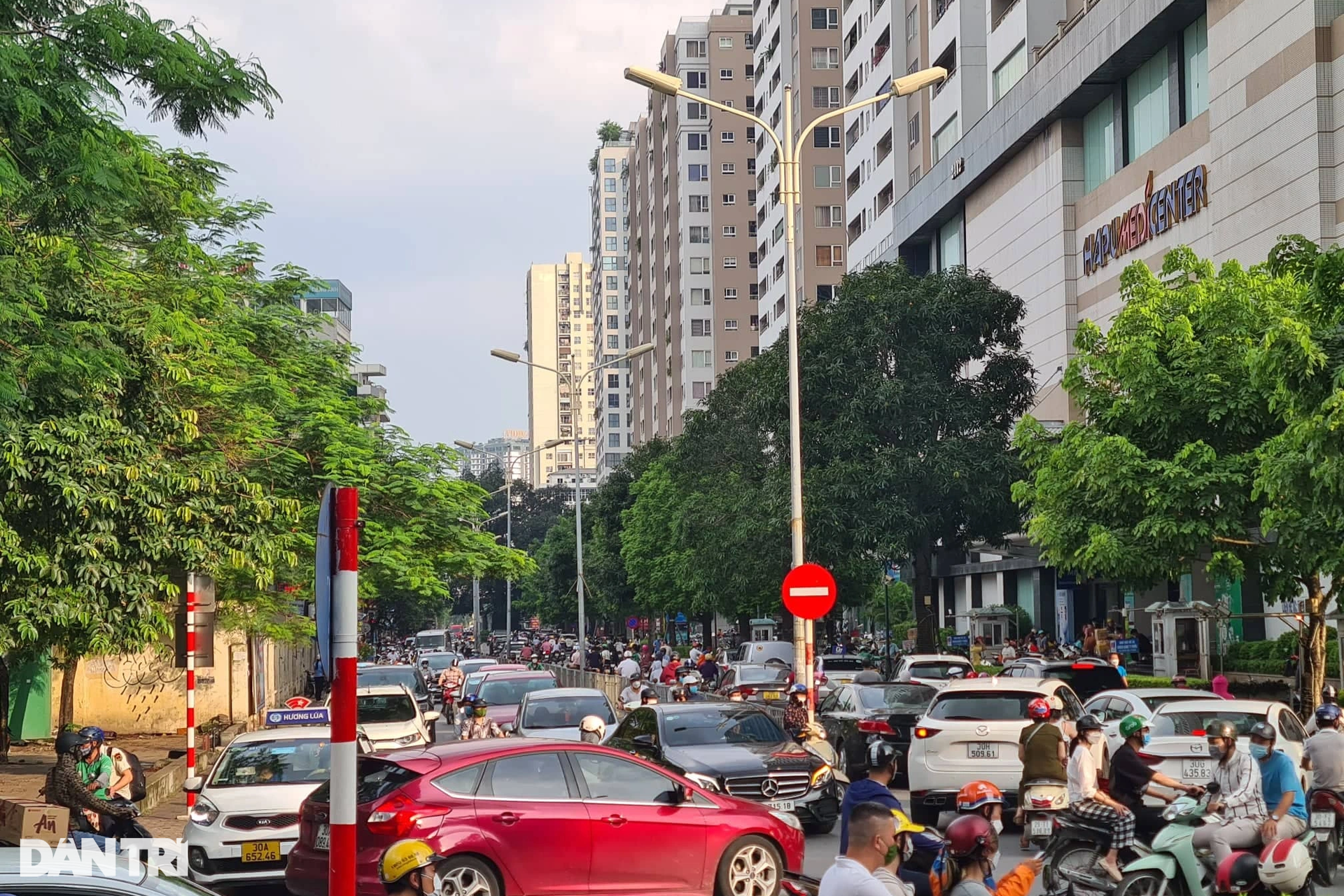 Tổ hợp chung cư, văn phòng đông đúc