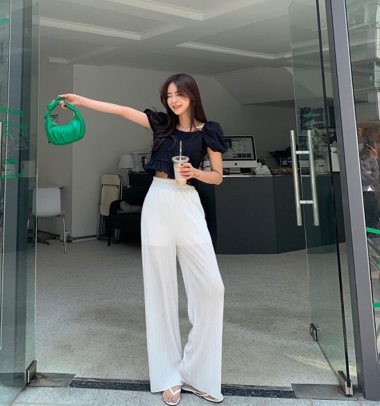 5 kiểu áo kết hợp ăn ý với quần ống rộng