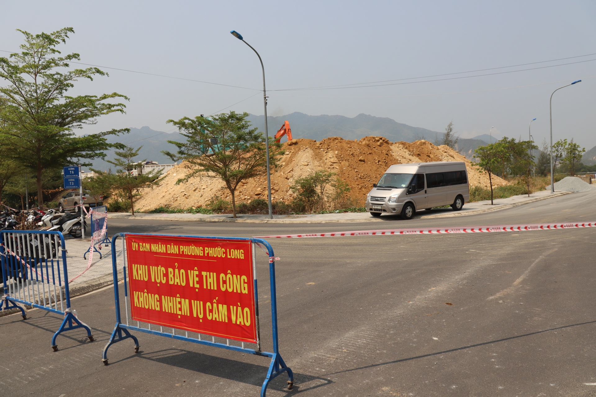 Lực lượng chức năng phường Phước Long: Bảo vệ thi công đường gom Vành đai 2 Lực lượng chức năng phường Phước Long: Bảo vệ thi công đường gom Vành đai 2