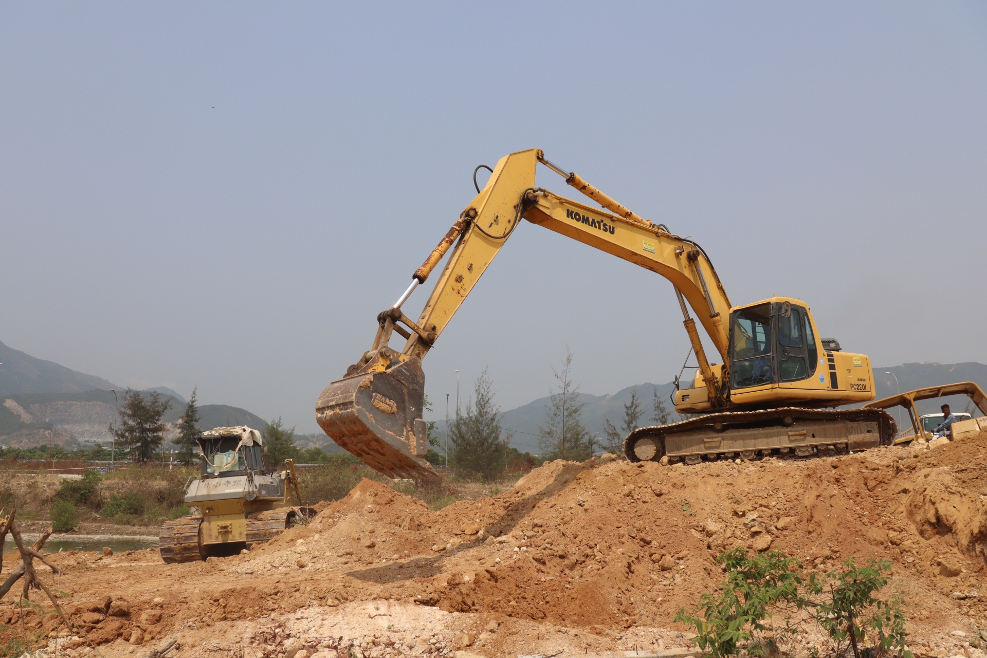 Lực lượng chức năng phường Phước Long: Bảo vệ thi công đường gom Vành đai 2 Lực lượng chức năng phường Phước Long: Bảo vệ thi công đường gom Vành đai 2