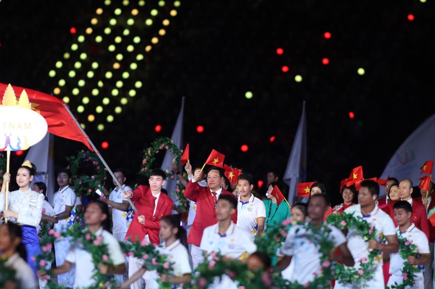 Ấn tượng lễ khai mạc SEA Games 32 chuẩn Olympic của Campuchia ảnh 39