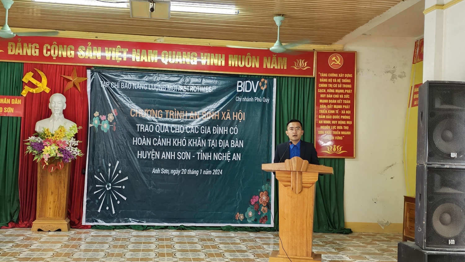 Tạp chí Năng lượng Mới phối hợp cùng BIDV tặng 200 suất quà cho người dân huyện Anh Sơn (Nghệ An) Tạp chí Năng lượng Mới phối hợp cùng BIDV tặng 200 suất quà cho người dân huyện Anh Sơn (Nghệ An)
