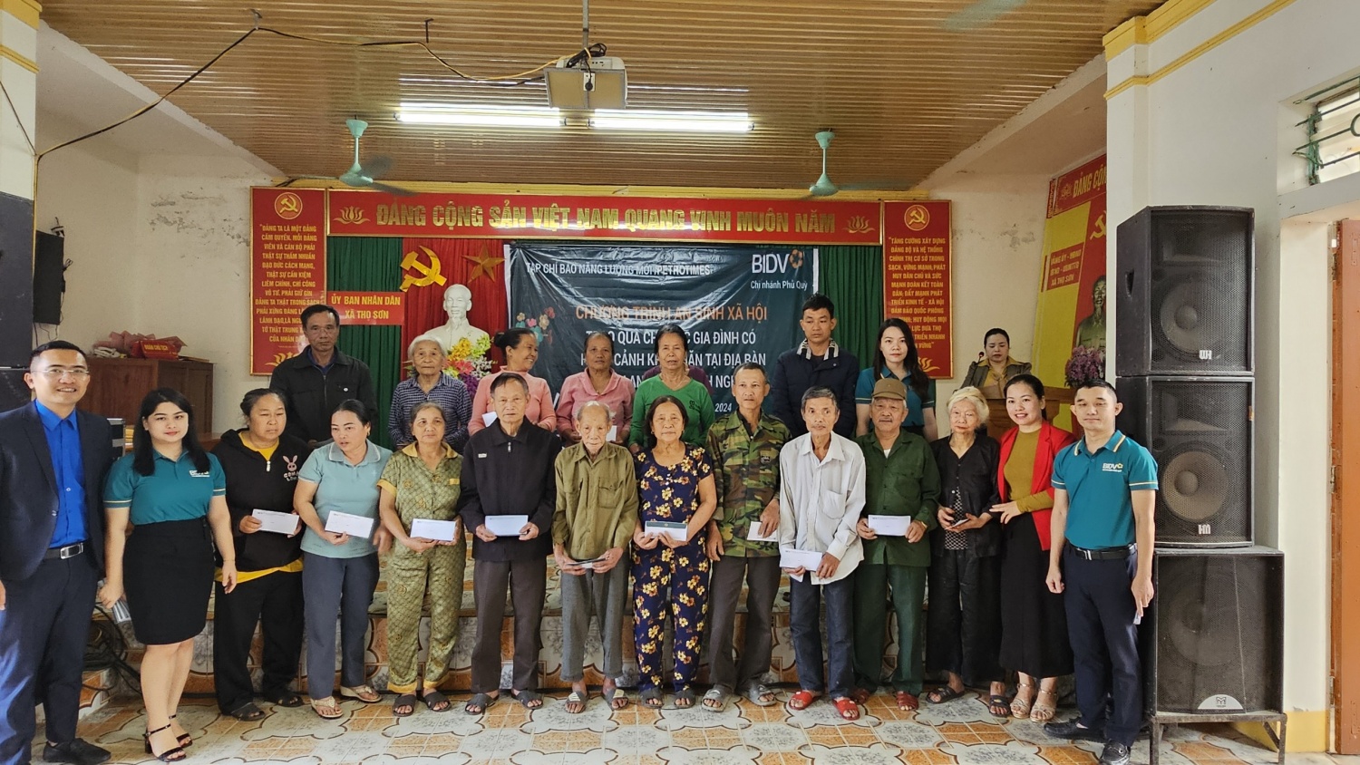 Tạp chí Năng lượng Mới phối hợp cùng BIDV tặng 200 suất quà cho người dân huyện Anh Sơn (Nghệ An) Tạp chí Năng lượng Mới phối hợp cùng BIDV tặng 200 suất quà cho người dân huyện Anh Sơn (Nghệ An)