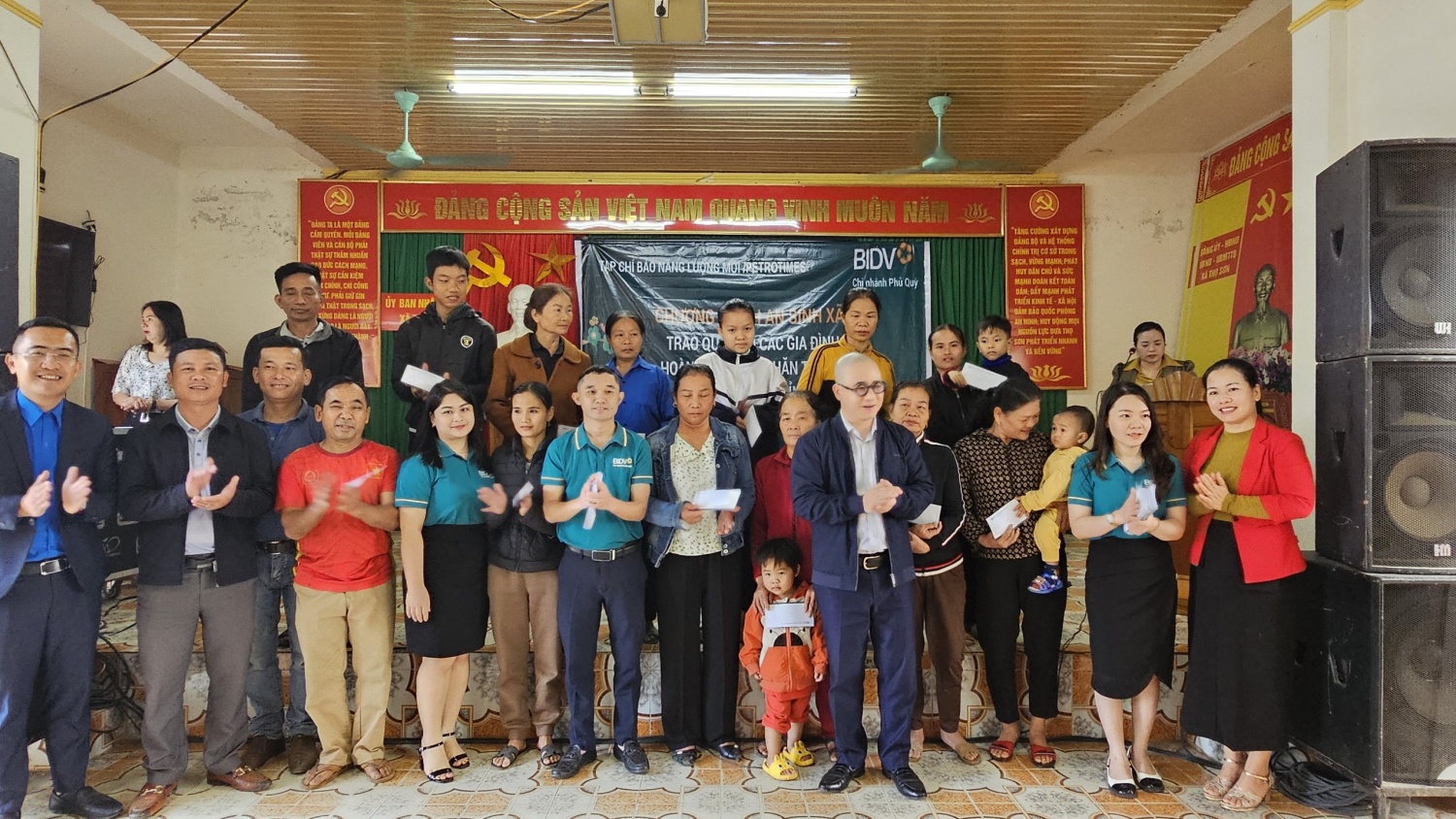 Tạp chí Năng lượng Mới phối hợp cùng BIDV tặng 200 suất quà cho người dân huyện Anh Sơn (Nghệ An) Tạp chí Năng lượng Mới phối hợp cùng BIDV tặng 200 suất quà cho người dân huyện Anh Sơn (Nghệ An)