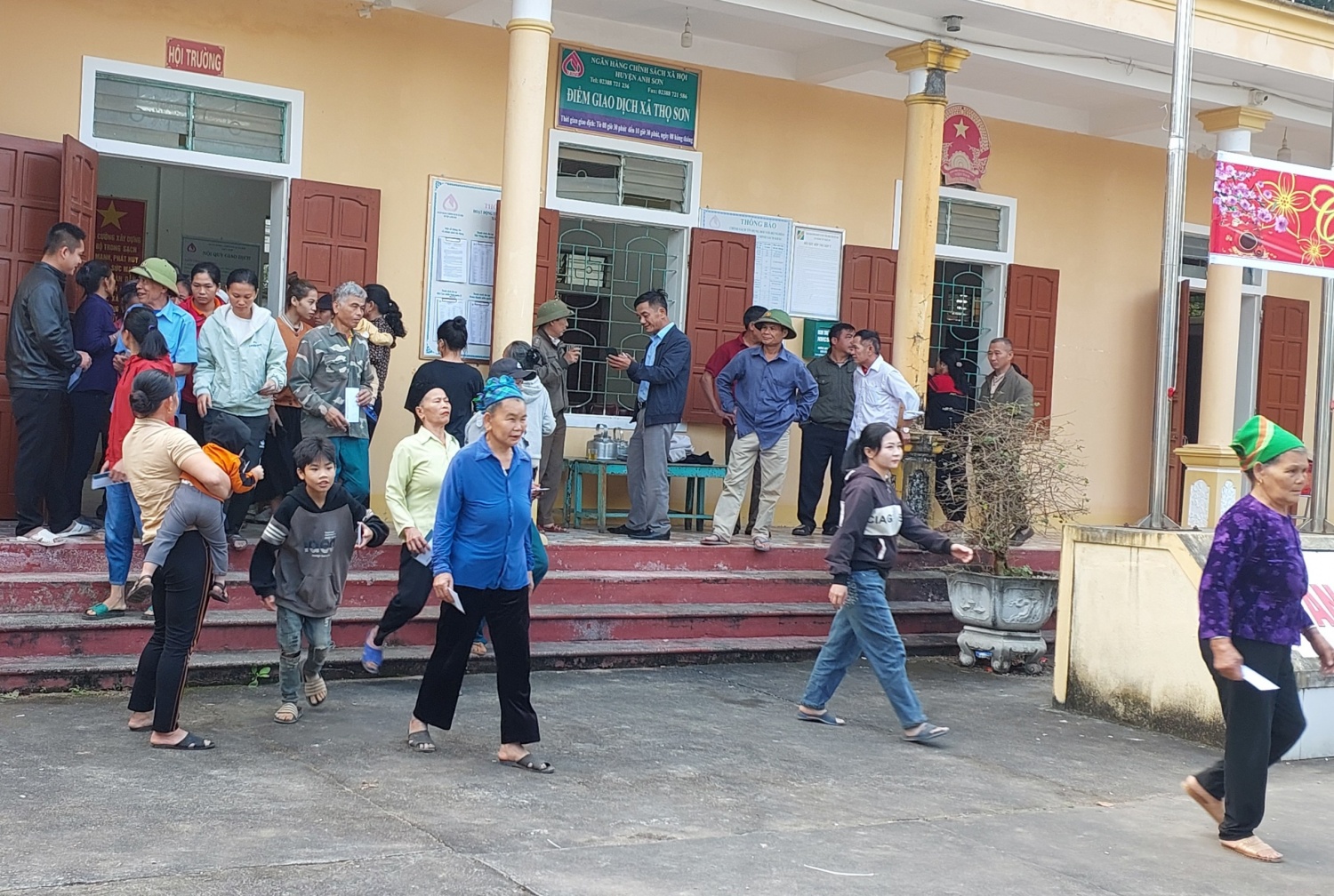 Tạp chí Năng lượng Mới phối hợp cùng BIDV tặng 200 suất quà cho người dân huyện Anh Sơn (Nghệ An) Tạp chí Năng lượng Mới phối hợp cùng BIDV tặng 200 suất quà cho người dân huyện Anh Sơn (Nghệ An)