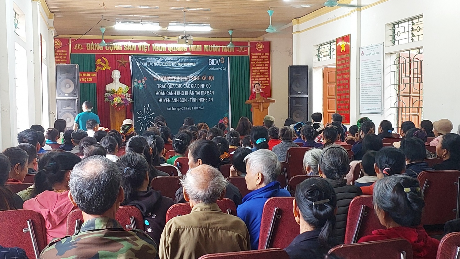 Tạp chí Năng lượng Mới phối hợp cùng BIDV tặng 200 suất quà cho người dân huyện Anh Sơn (Nghệ An) Tạp chí Năng lượng Mới phối hợp cùng BIDV tặng 200 suất quà cho người dân huyện Anh Sơn (Nghệ An)