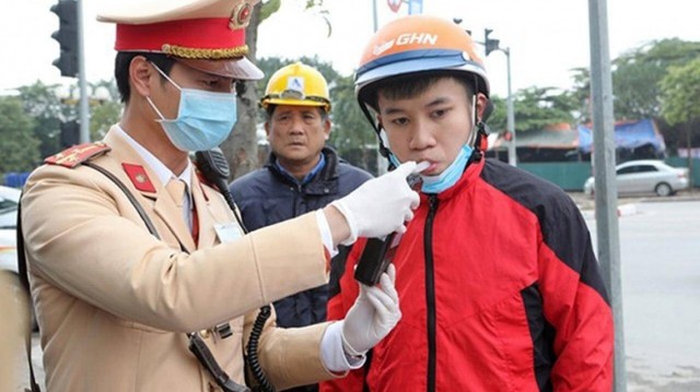 Khi lái xe, nồng độ cồn trong máu bao nhiêu thì bị xử phạt?