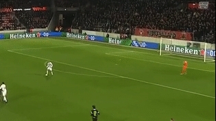 Pha phản lưới hài hước ở Europa League