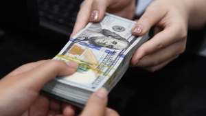 Giá USD ngân hàng cán mốc 24.000 đồng
