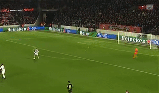 Pha phản lưới hài hước ở Europa League