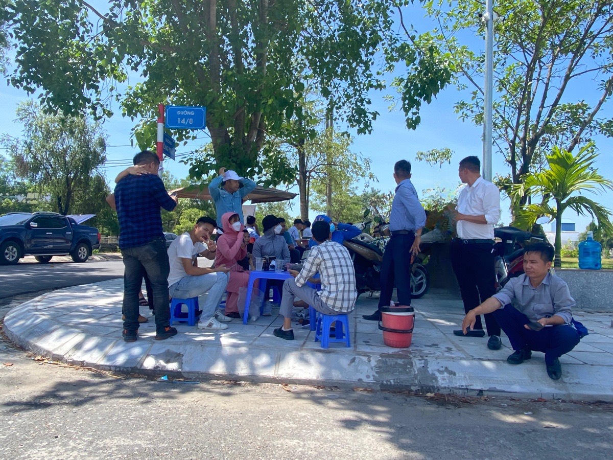 Thị trường bất động sản trầm lắng, môi giới “mòn mỏi“ chờ khách Thị trường bất động sản trầm lắng, môi giới “mòn mỏi“ chờ khách