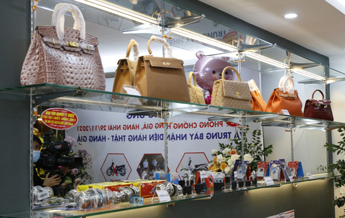 Hàng giả, hàng nhái, vì sao vẫn "lộng hành"?