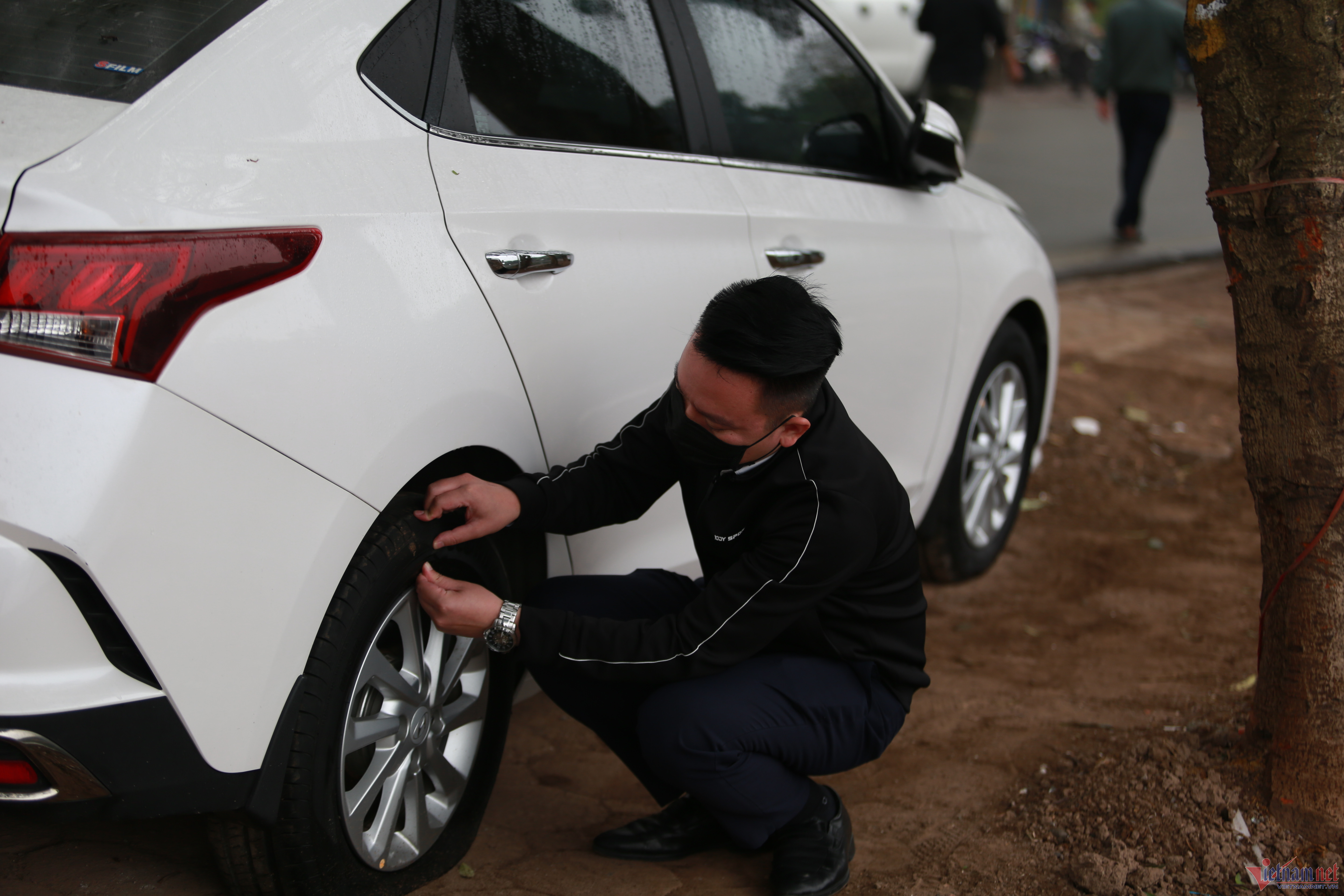 Công an vào cuộc điều tra vụ hàng loạt ô tô bị “xén” rách lốp Công an vào cuộc điều tra vụ hàng loạt ô tô bị “xén” rách lốp