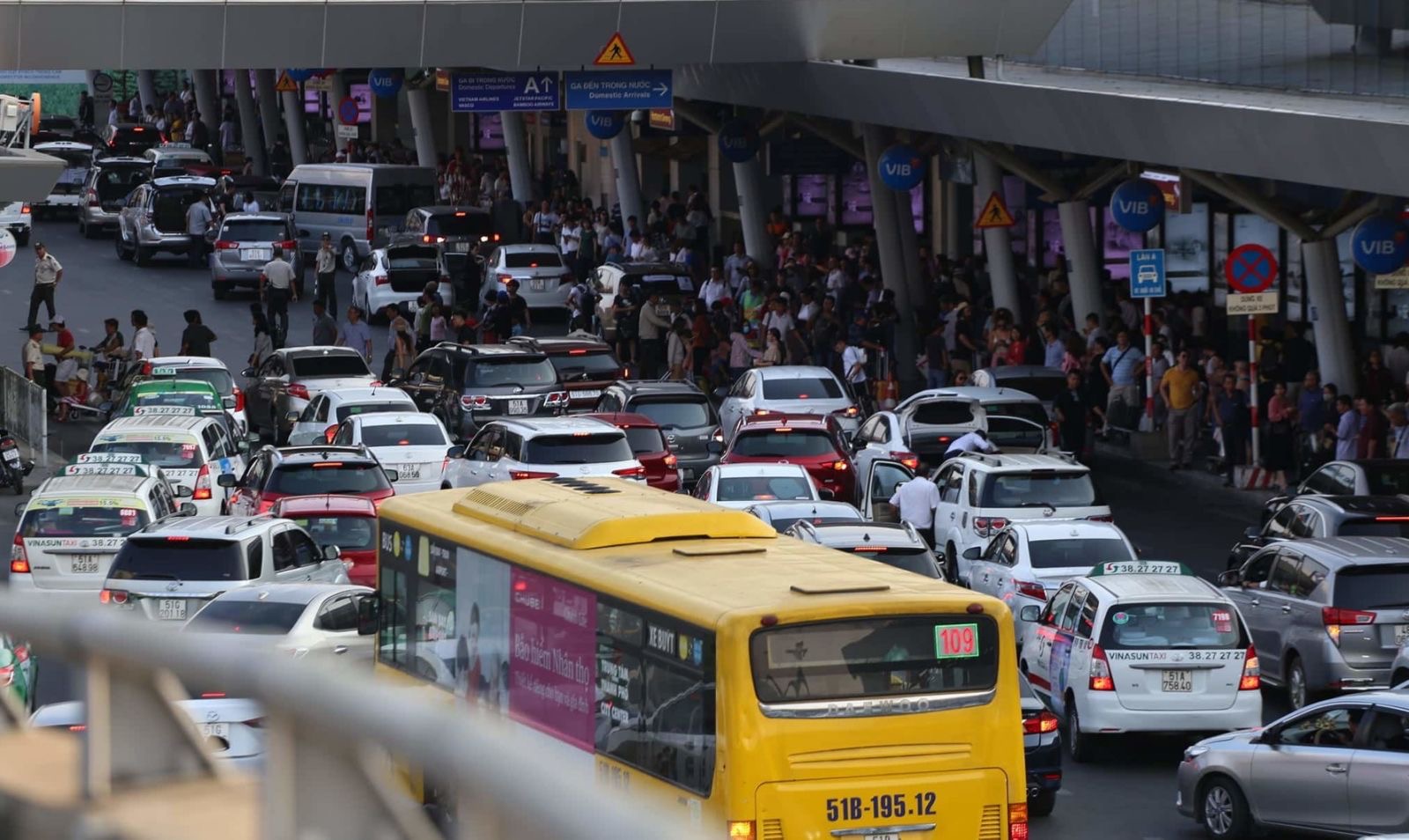 Hơn 19 tỉ đồng phủ camera giảm ùn tắc sân bay Tân Sơn Nhất - Ảnh 1.