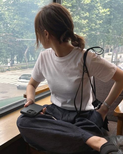 Học theo blogger người Hàn cách diện áo phông hợp mốt - 1