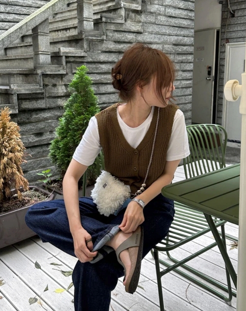 Học theo blogger người Hàn cách diện áo phông hợp mốt - 5