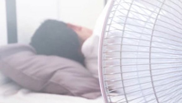 Bật quạt gió suốt đêm trong lúc ngủ có ảnh hưởng sức khỏe?