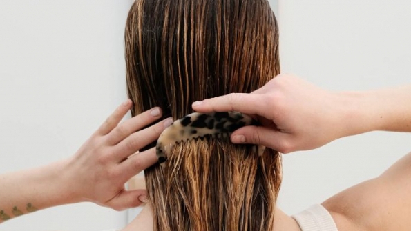 Thói quen thường gặp sau khi gội đầu lại là nguồn cơn khiến tóc gãy rụng, nấm bám trên da đầu