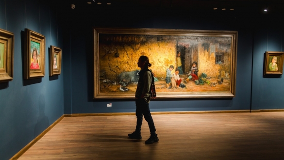 Dàn nghệ sĩ đến Đà Lạt thưởng tranh của họa sĩ Bùi Văn Tuất