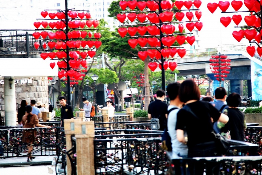 Những trái tim màu đỏ trong mưa Những trái tim màu đỏ trong mưa