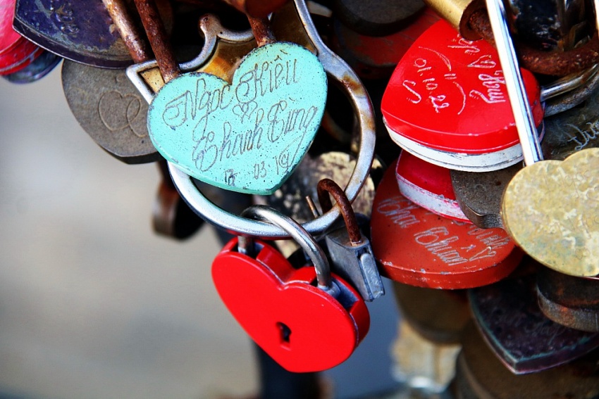 Những trái tim màu đỏ trong mưa Những trái tim màu đỏ trong mưa